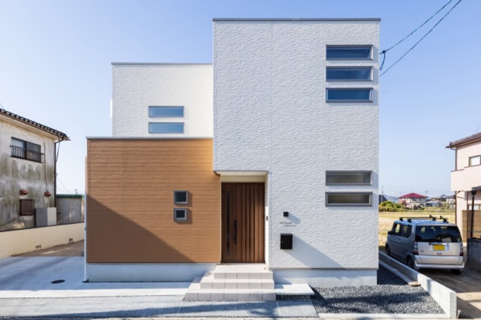 白い箱型の家／岡山市北区の画像
