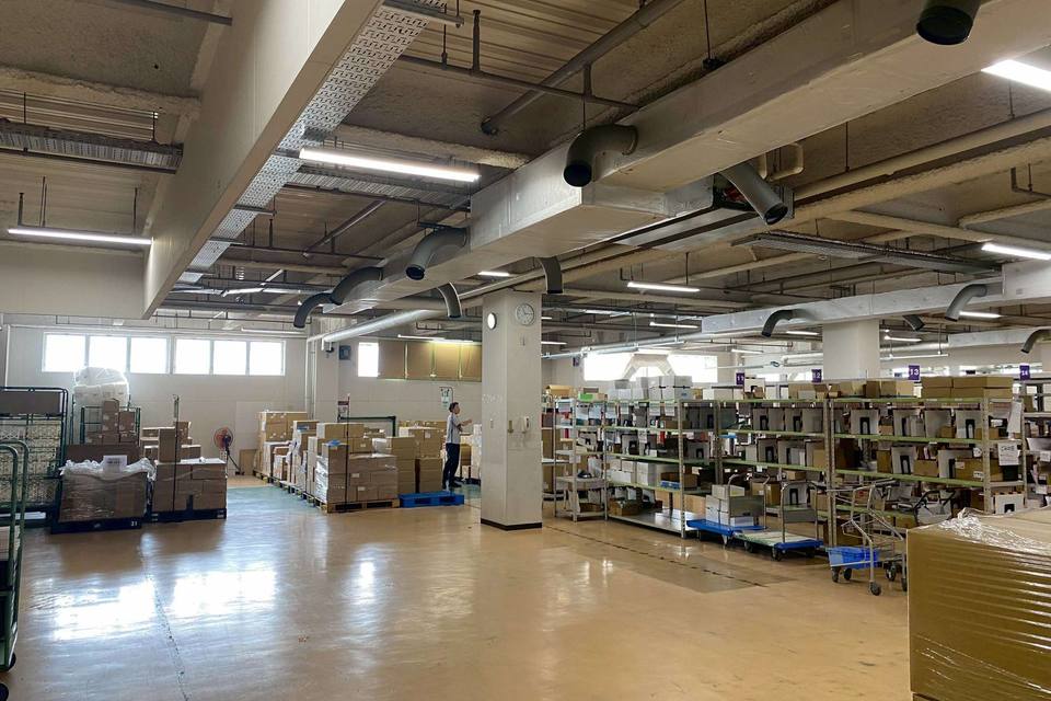 某会社様倉庫内 休憩室新設工事の画像